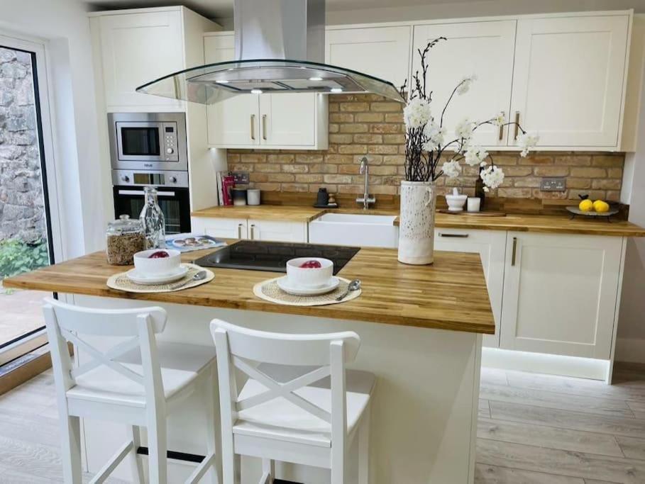 Charming Cottage Close To M4 Bridgend ブリジェンド エクステリア 写真