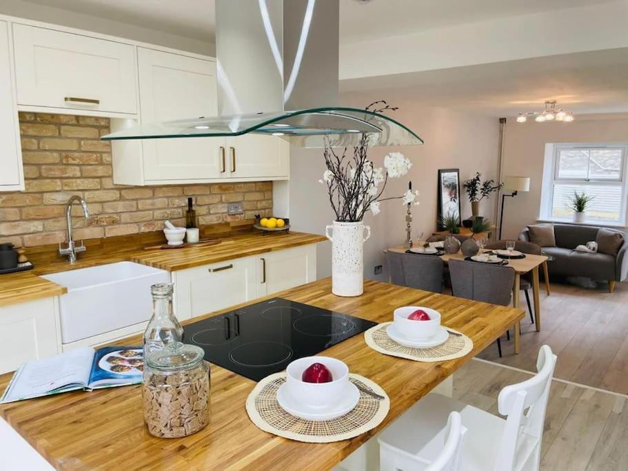 Charming Cottage Close To M4 Bridgend ブリジェンド エクステリア 写真